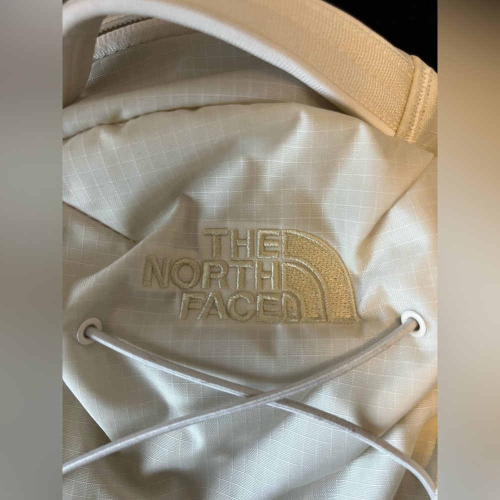 NWT The North Face Borealis Sling Bag -White Dune/Gravel - Picture 9 of 13